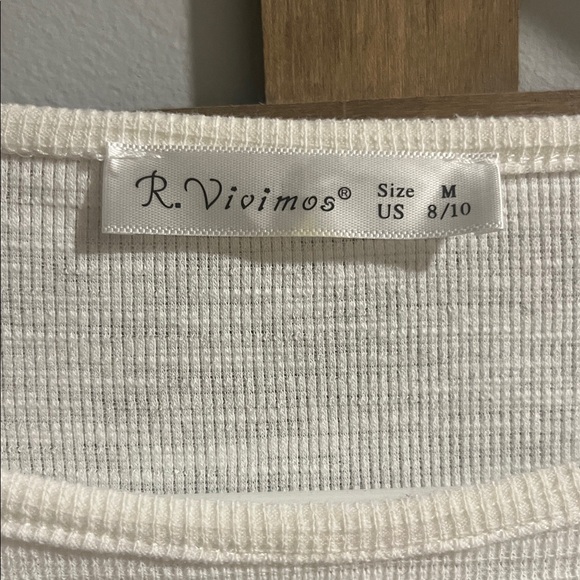 Elegant White Long Sleeve Dress - Picture 2 of 2